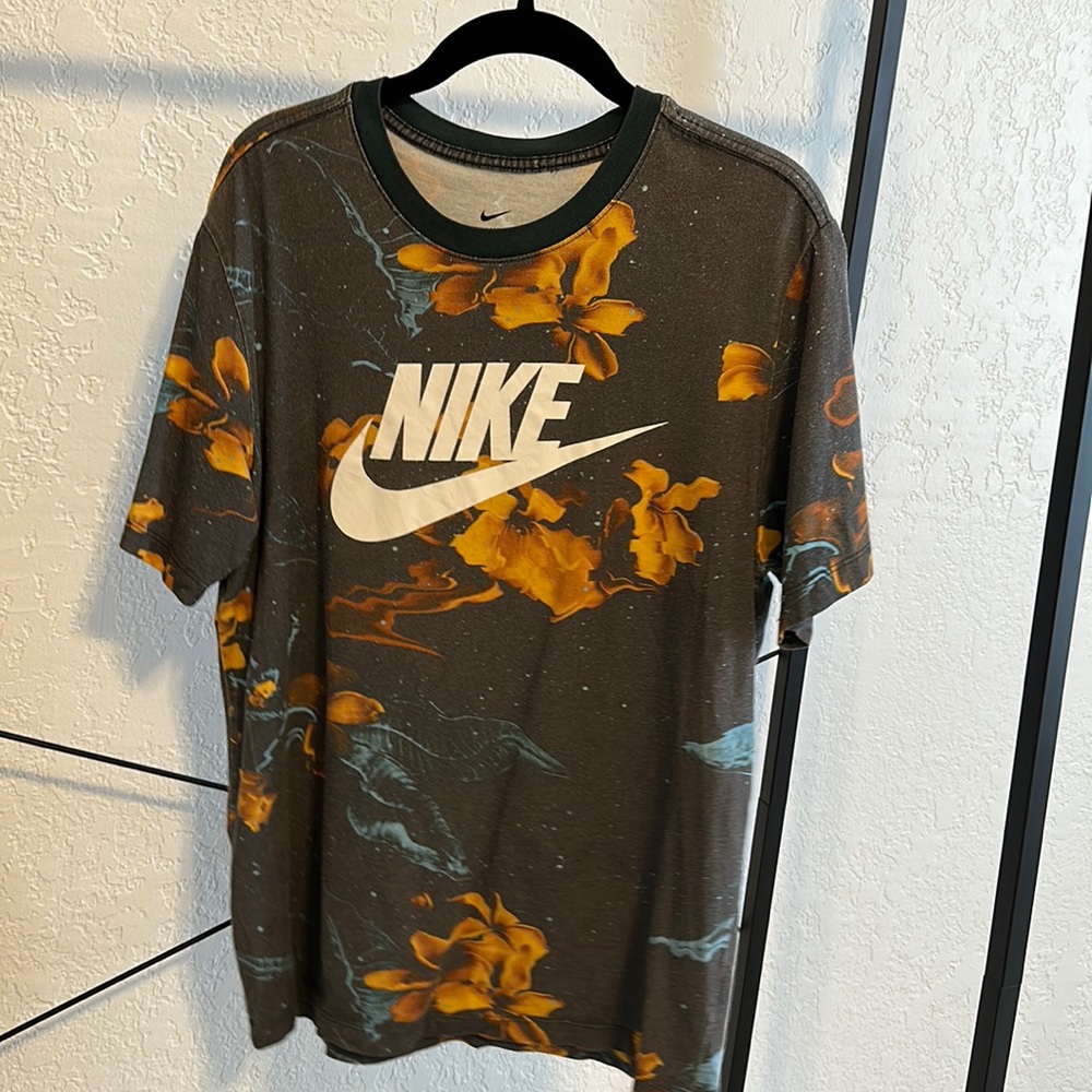 Men’s medium Nike floral print shirt